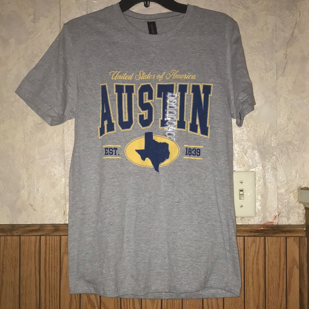 4/$10🌻🌻Gray Austin Graphic T-Shirt